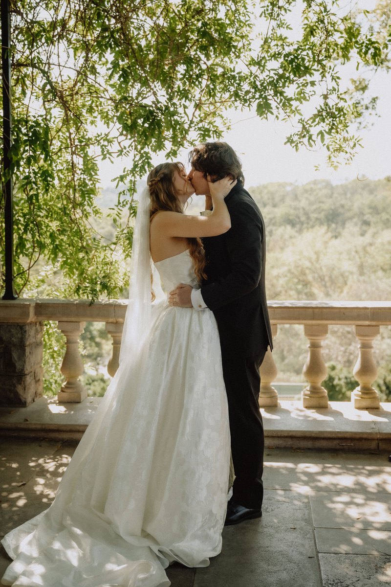 Sylvia and Parker kissing on the terrace at Cheekwood Estate